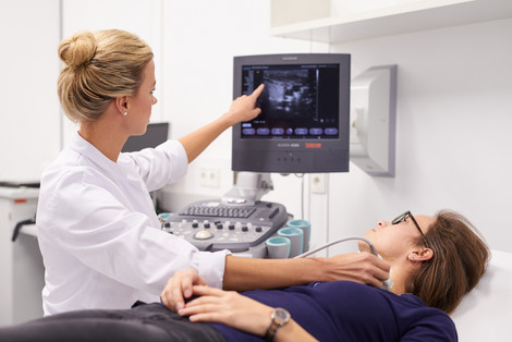 Eine Ärztin untersucht eine Patientin mit Ultraschall