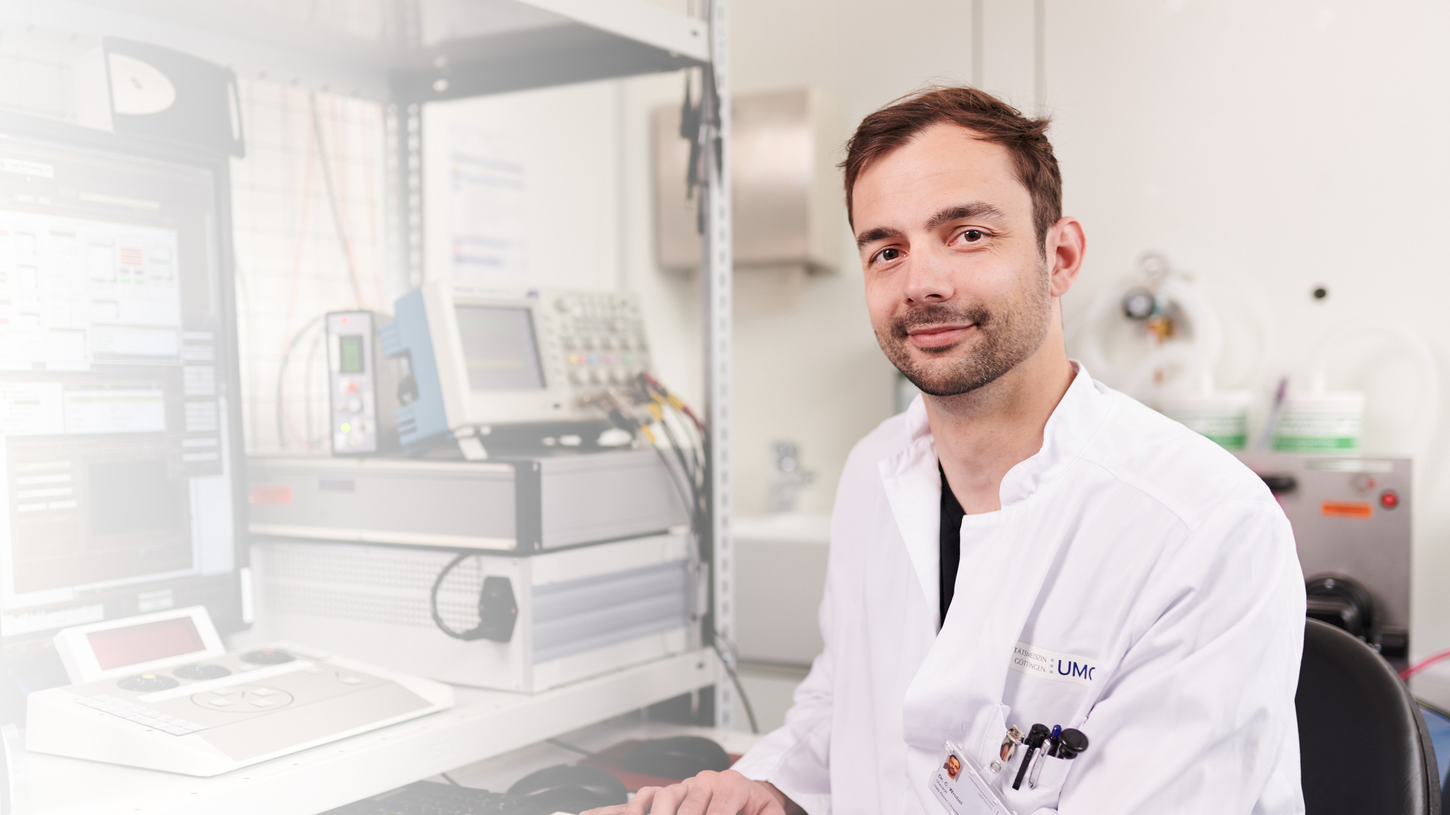 Oberarzt Dr. med. Christian Wrobel im Labor
